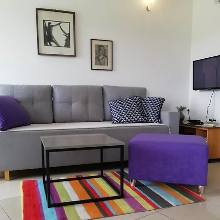 Karmen 아파트 풀라